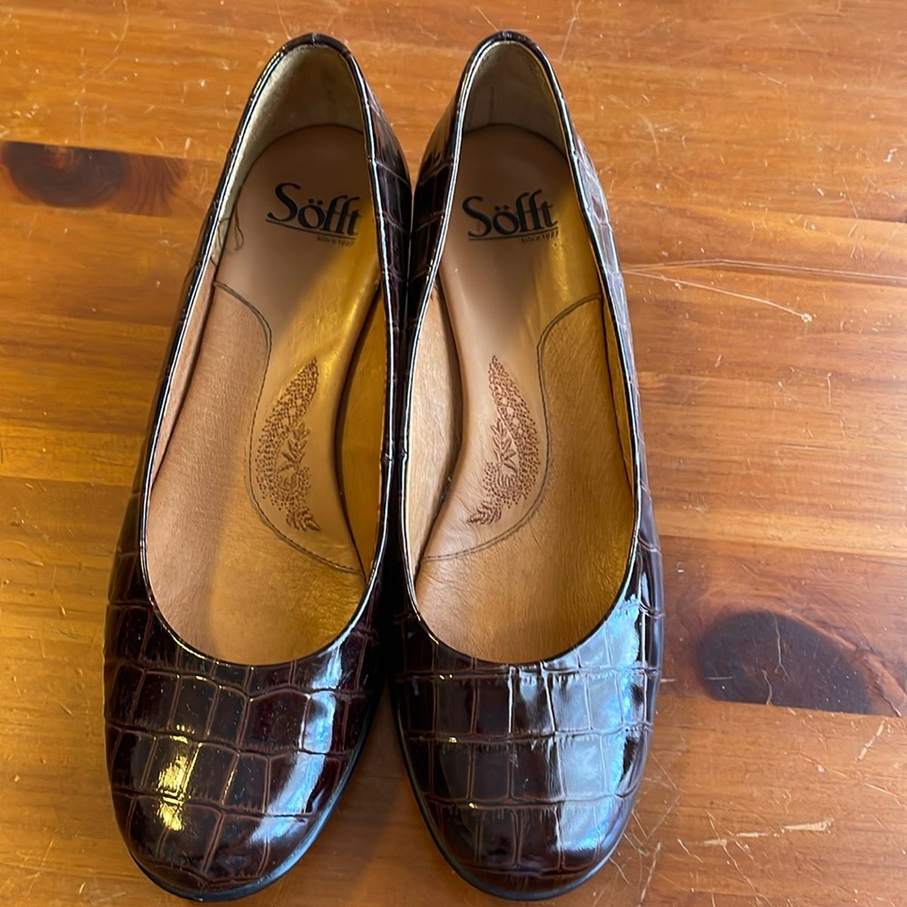 Brown low heel dress shoe